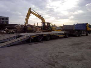 JCB JS 145 a podvalník Goldhofer s Tatra 815 Terrno °1