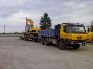 JCB JS 145 a podvalník Goldhofer s Tatra 815 Terrno °1